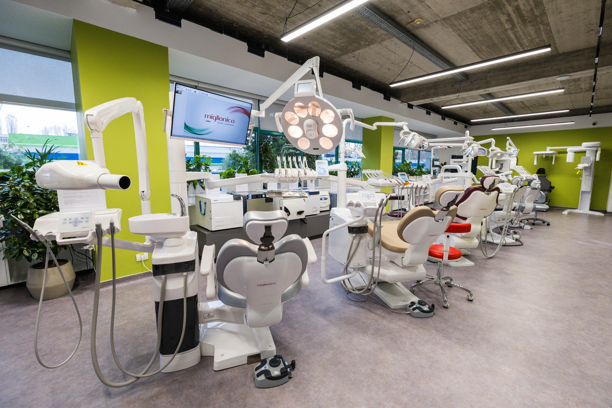 Showroom GURSK — vedere generală