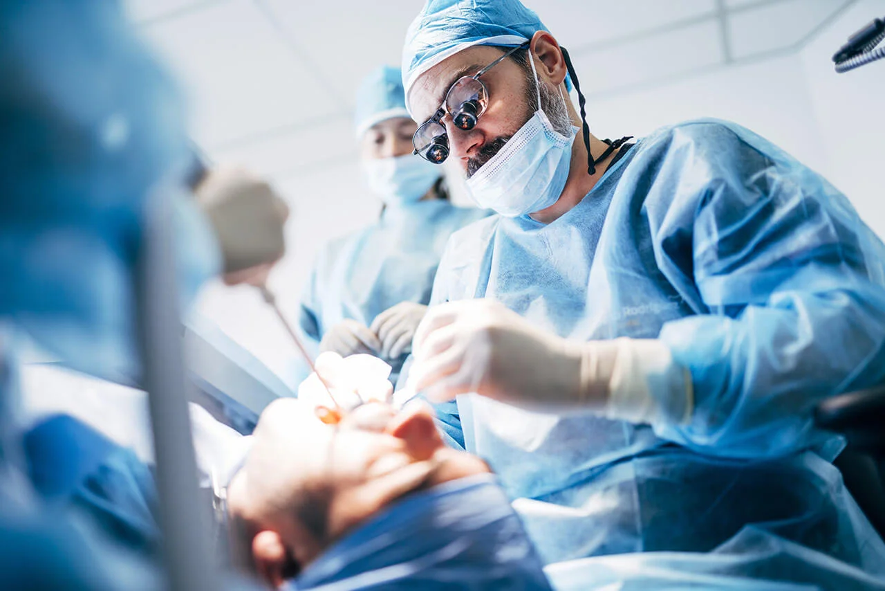 Mese chirurgicale sau unit dentar: care este diferența și când ai nevoie de fiecare?