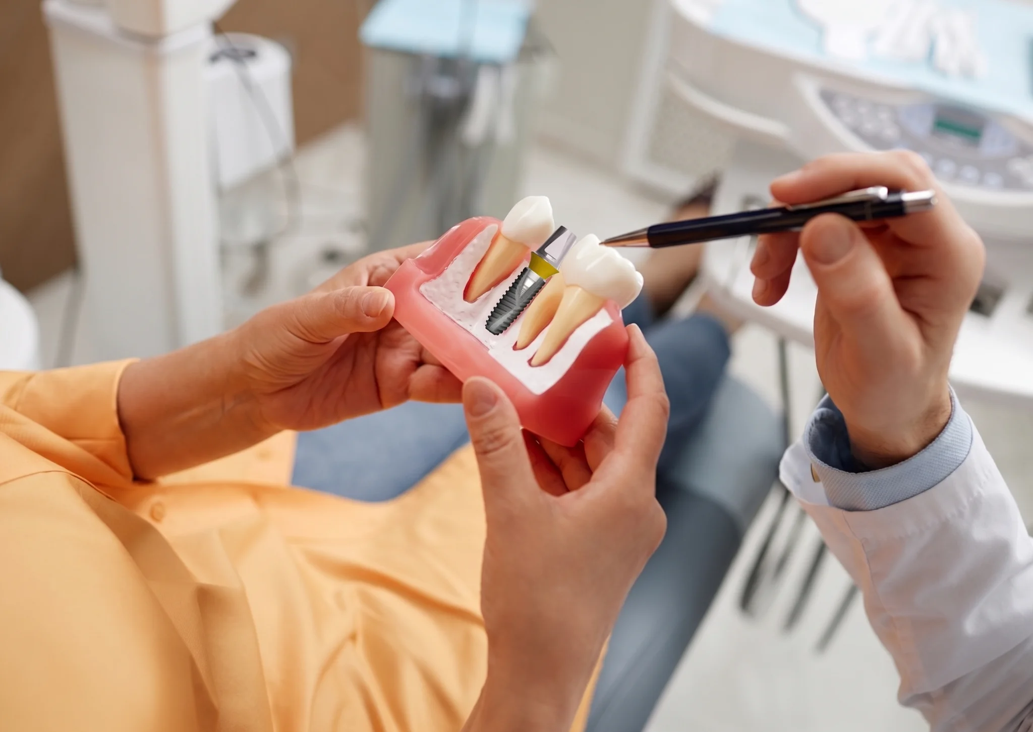 Suprafața implantului dentar și osteointegrarea: mecanisme biologice și implicații clinice