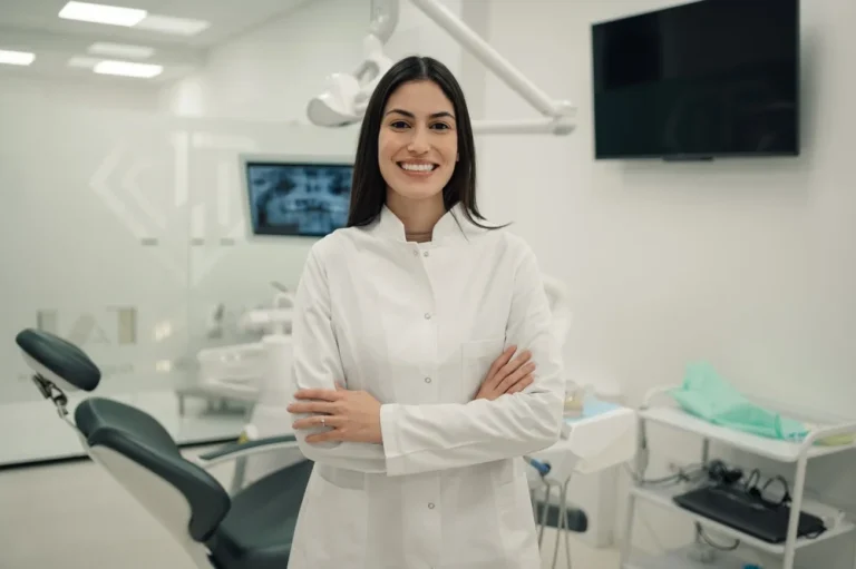 medic stomatolog tanar in cabinet dentar