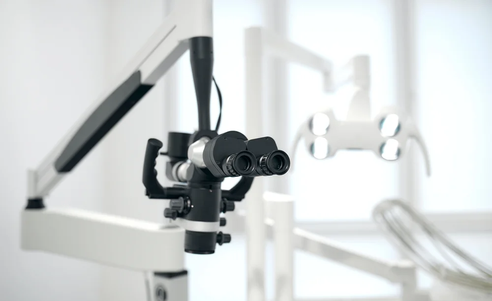 microscop dentar folosit în stomatologie