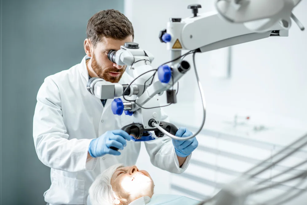 De ce este important microscopul dentar pentru rezultate de succes în stomatologie?