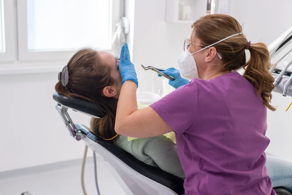 Tipuri de clești pentru extracție și utilizările lor – ghid aplicat pentru practica stomatologică