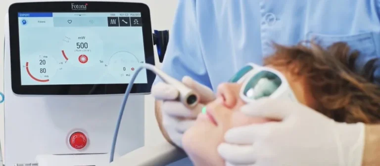 medic stomatolog foloseste laser dentar