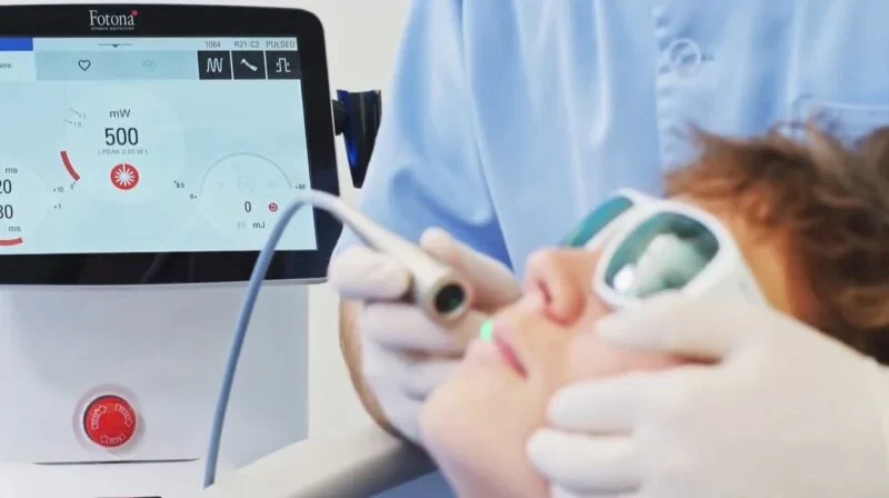 medic stomatolog foloseste laser dentar
