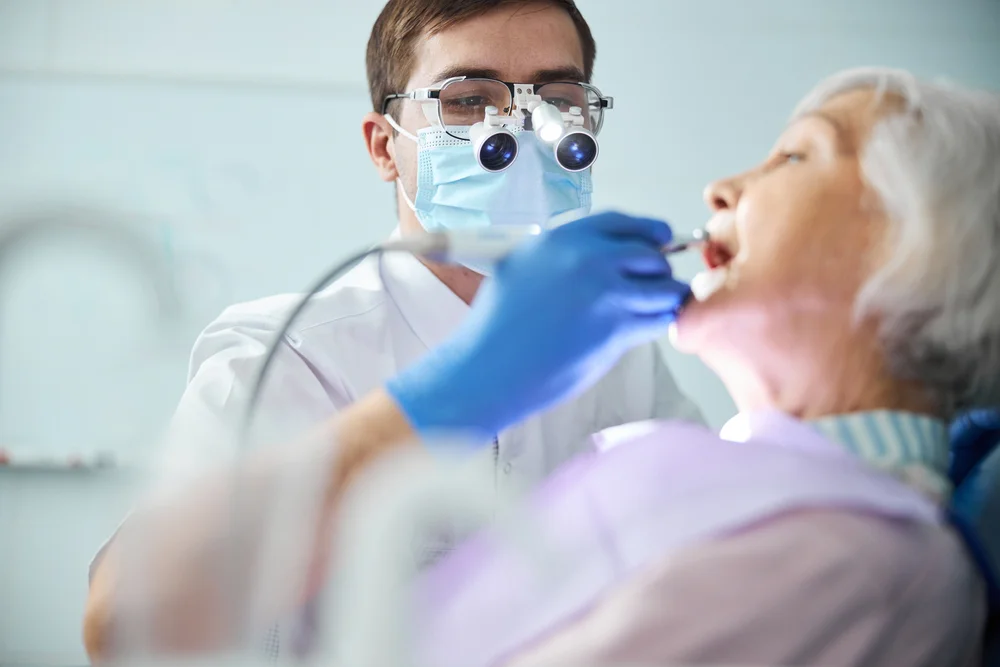 Lupe vs. microscop în stomatologie: avantaje, limitări și când să le folosești