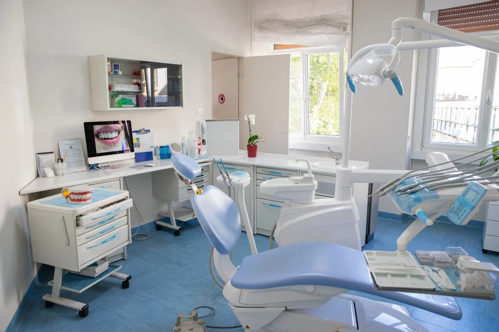 Cabinet stomatologic nou sau modernizare? Avantaje și dezavantaje pentru fiecare opțiune