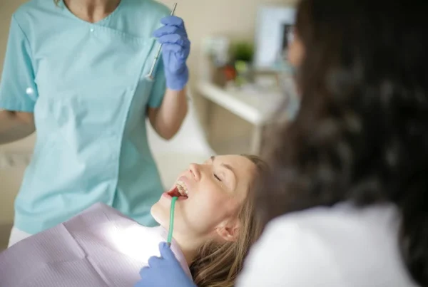 pacienta pe scaunul stomatologic, cu gura deschisa si doctor alturi (a nu se publica)