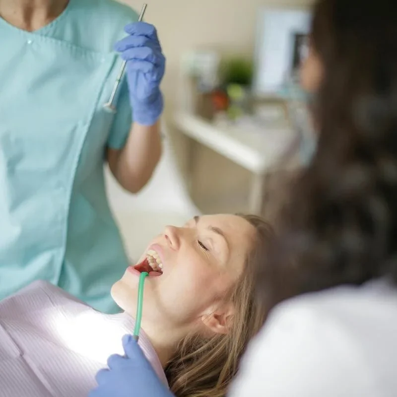 pacienta pe scaunul stomatologic, cu gura deschisa si doctor alturi (a nu se publica)
