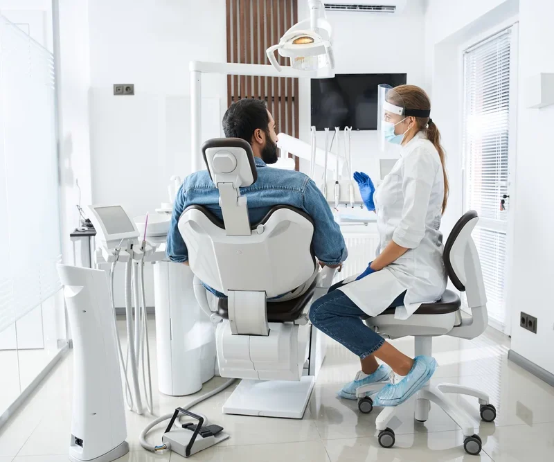 Pacient In Cabinet Cu Tehnologie Dentara Moderna