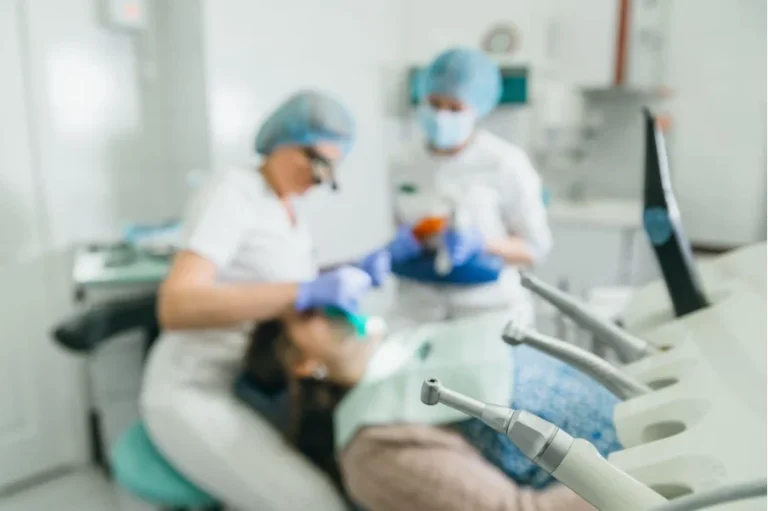 Ce echipamente sunt necesare într-un cabinet stomatologic modern? Cum prioritizezi investițiile fără să aglomerezi fluxul clinic
