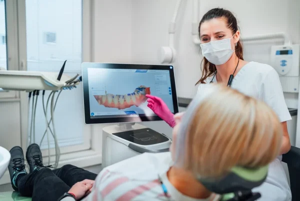 Medic Stomatolog Explica Pacientului Imagini De Pe Scanner Intraoral