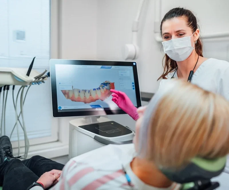Medic Stomatolog Explica Pacientului Imagini De Pe Scanner Intraoral