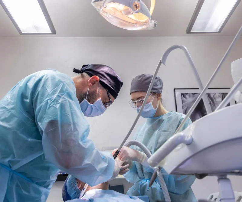 Medic Stomatolog Lucreaza Cu Unit Dentar Modern