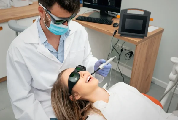 Medic Stomatolog Utilizeaza Laser Dentar