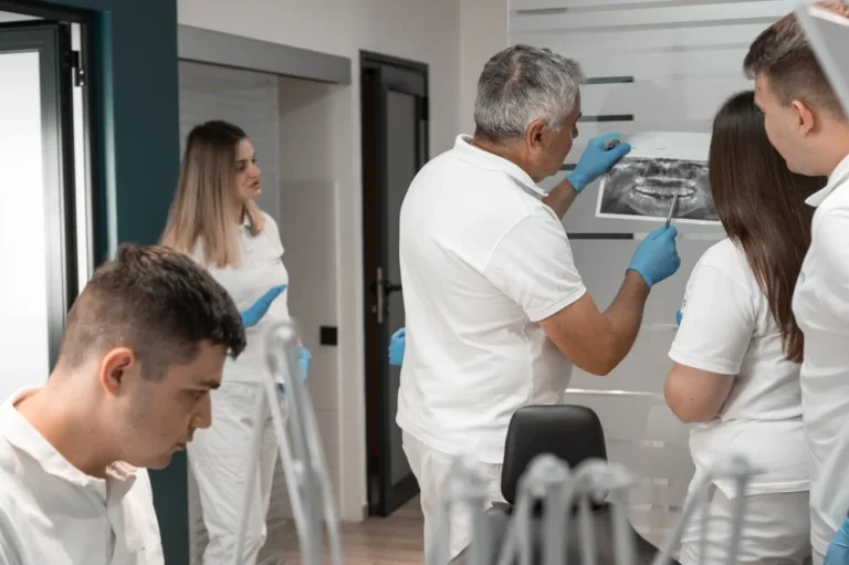 Cum alegi un curs de implantologie: ghid pentru medici stomatologi
