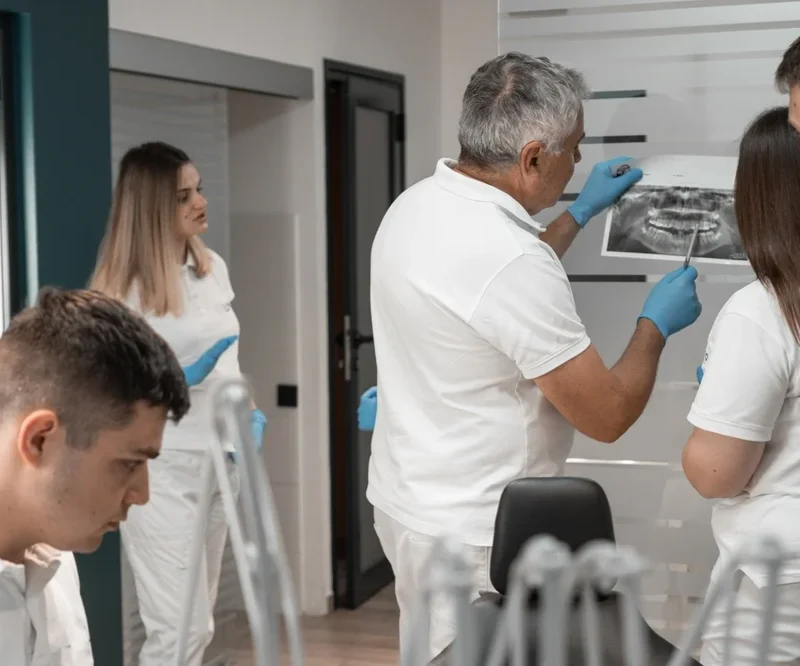 Medici Stomatologi La Curs De Implantologie